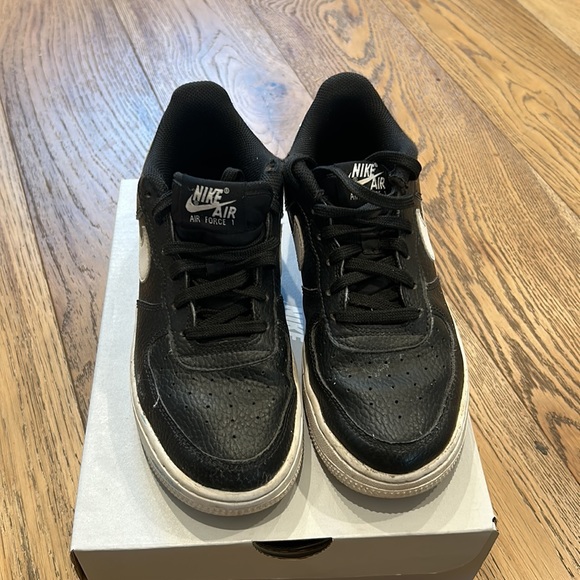 ✨Air Force 1 NIKE black white swoosh as is priced to sell 5 youth - Picture 4 of 5